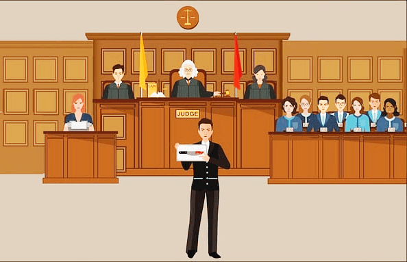 재판장 풍경이다. 판사 3명이 앉아있고 방청객들은 왼쪽에 앉았다. 남자 변호사가 서서 변호하고 있다.