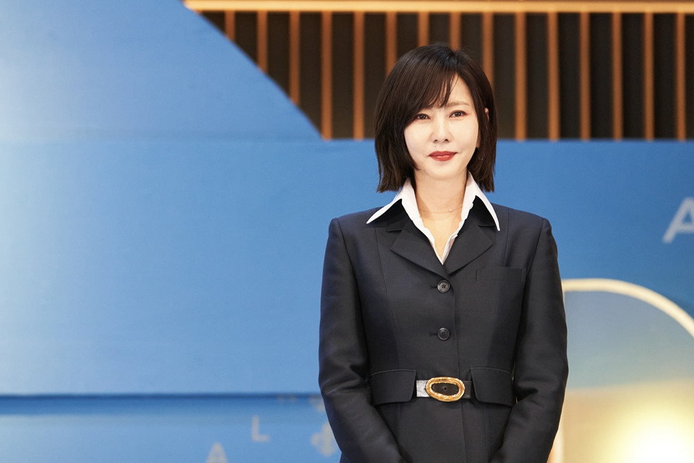 검은 정장 차림으로 서 있는 원더풀 월드 은수현 역 김남주의 공식 스틸