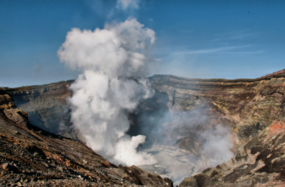 아소 활화산의 칼데라 — 일본 활화산과 공동의 자연 이야기