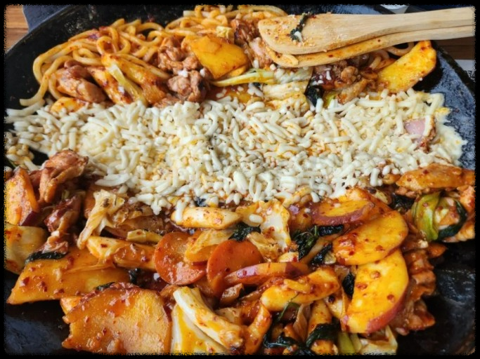 생생정보 기다려야 제맛! 불향 가득한 직화 닭갈비 &ndash; 류몽민 학동역점