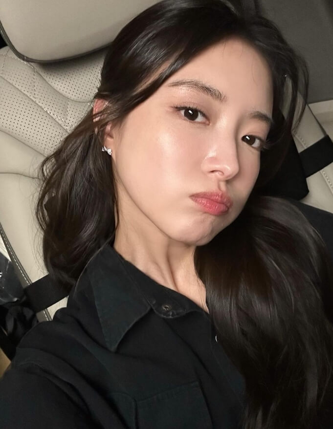 자동차안에앉아있는-긴머리여성의모습