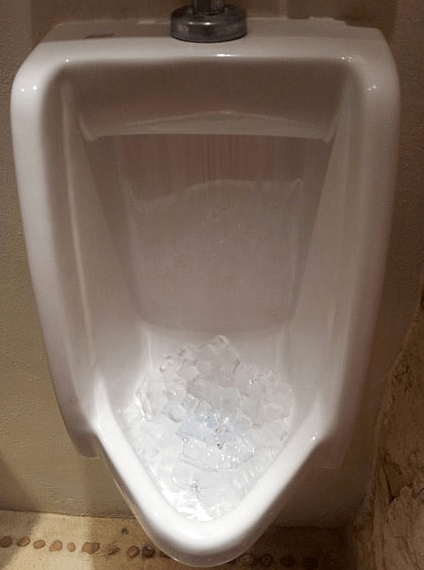 얼음이 들어 있는 남자 소변기