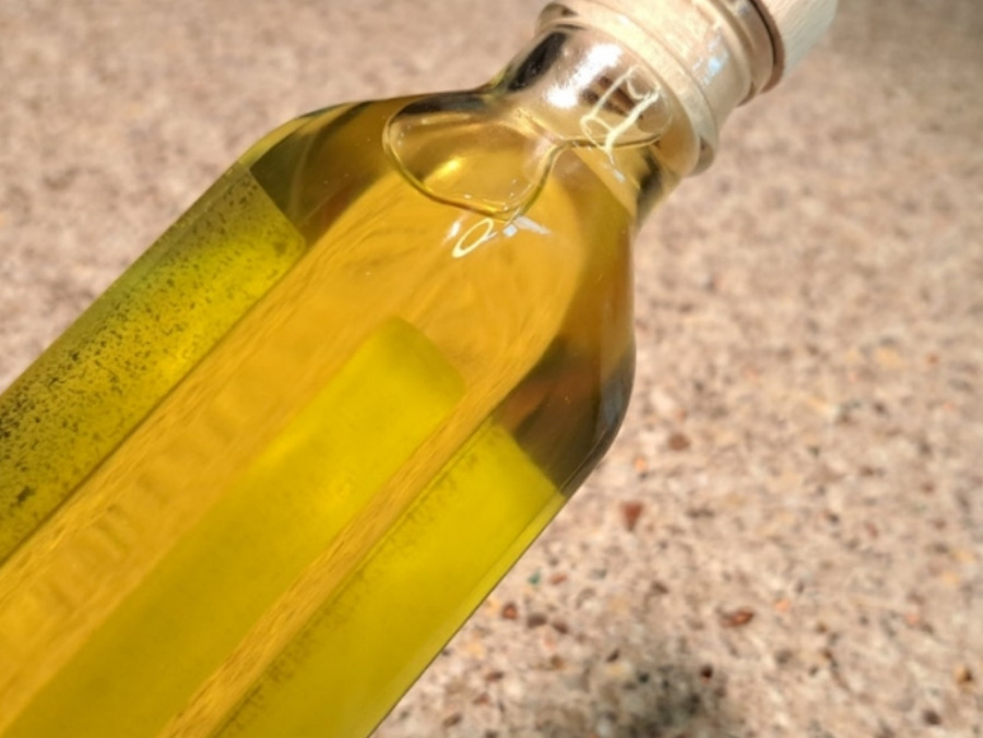 야생에서 채취를 한 잇꽃(홍화)씨를 짜서 만든 기름을 투명한 유리병에 가득 담은 것을 확대를 하여 찍은 사진