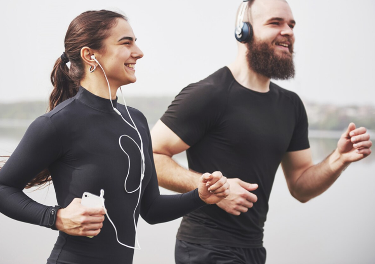 웃으며 러닝하는 남여