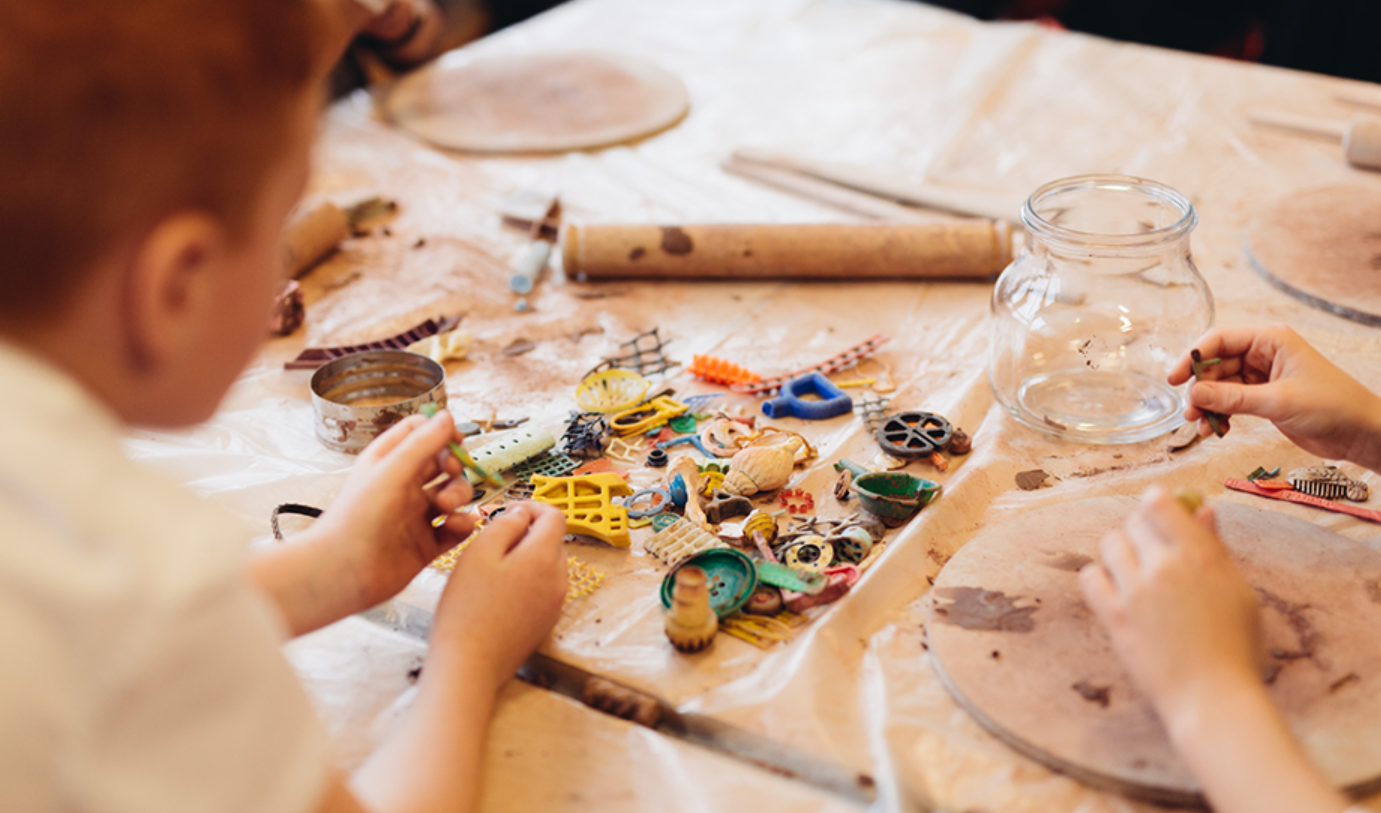 해양 쓰레기로 만드는 예술 작품 이미지