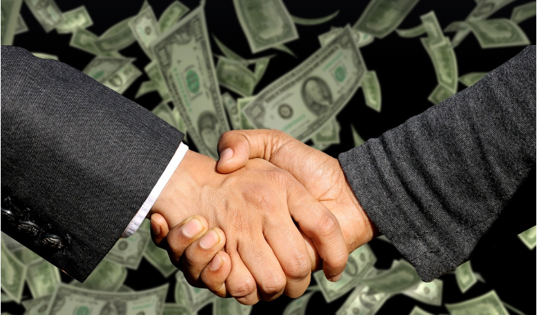 돈을 배경으로 악수하는 이미지로 국가지원 사업의 지원이 중요하다는 의미를 표현한 이미지