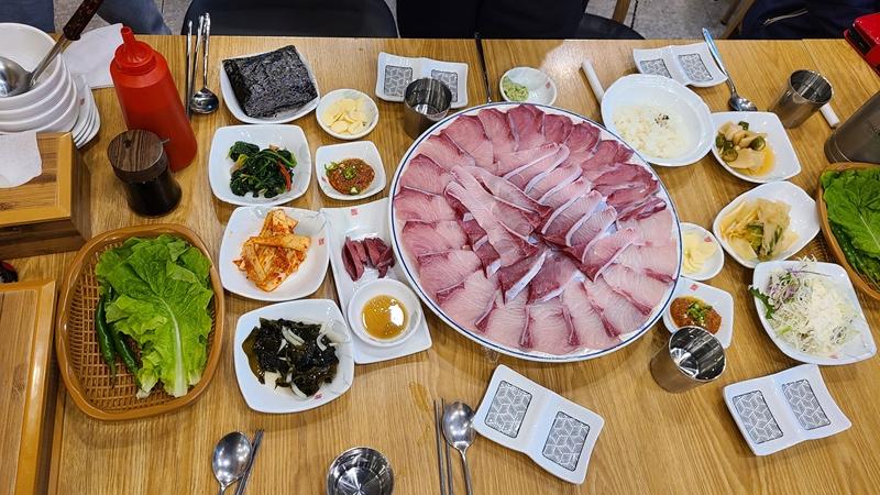 방어회 상차림