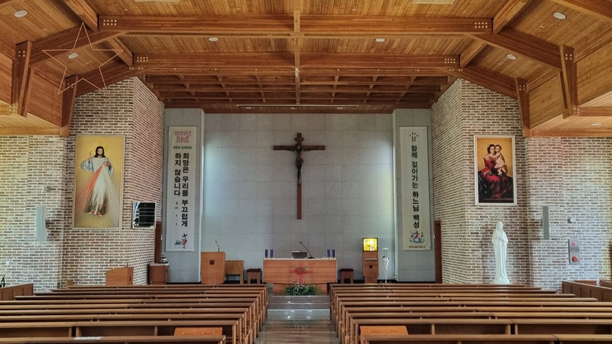 목포 연동성당 내부 제대, 제단, 예수님 십자고상 사진입니다.