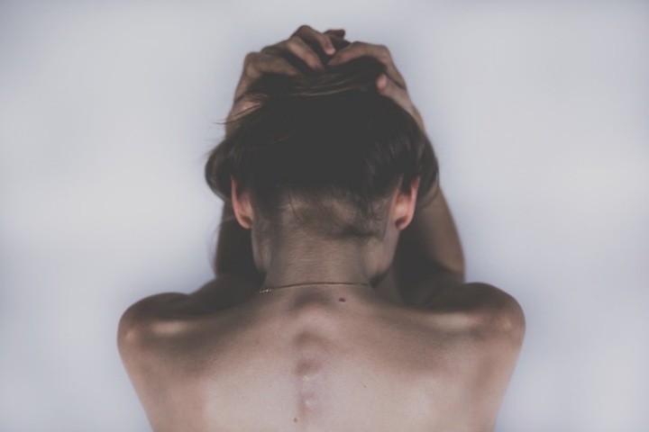 두통으로-머리를-감싸고있는-여성