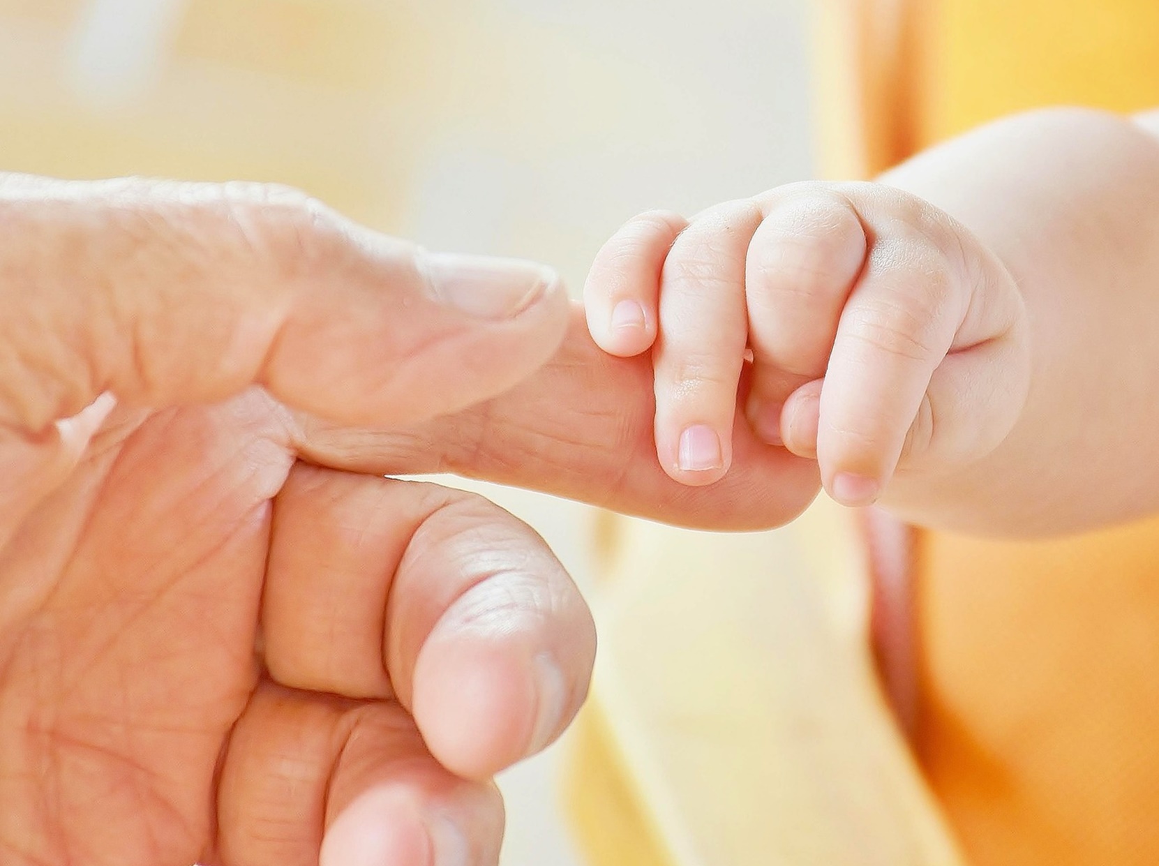 손가락이 뻣뻣한데 관절염은 아니라는 말의 의미