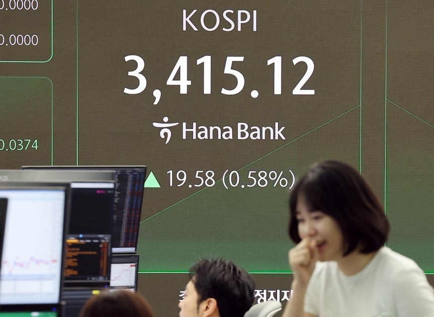 15일 오전 서울 중구 하나은행 딜링룸 전광판.