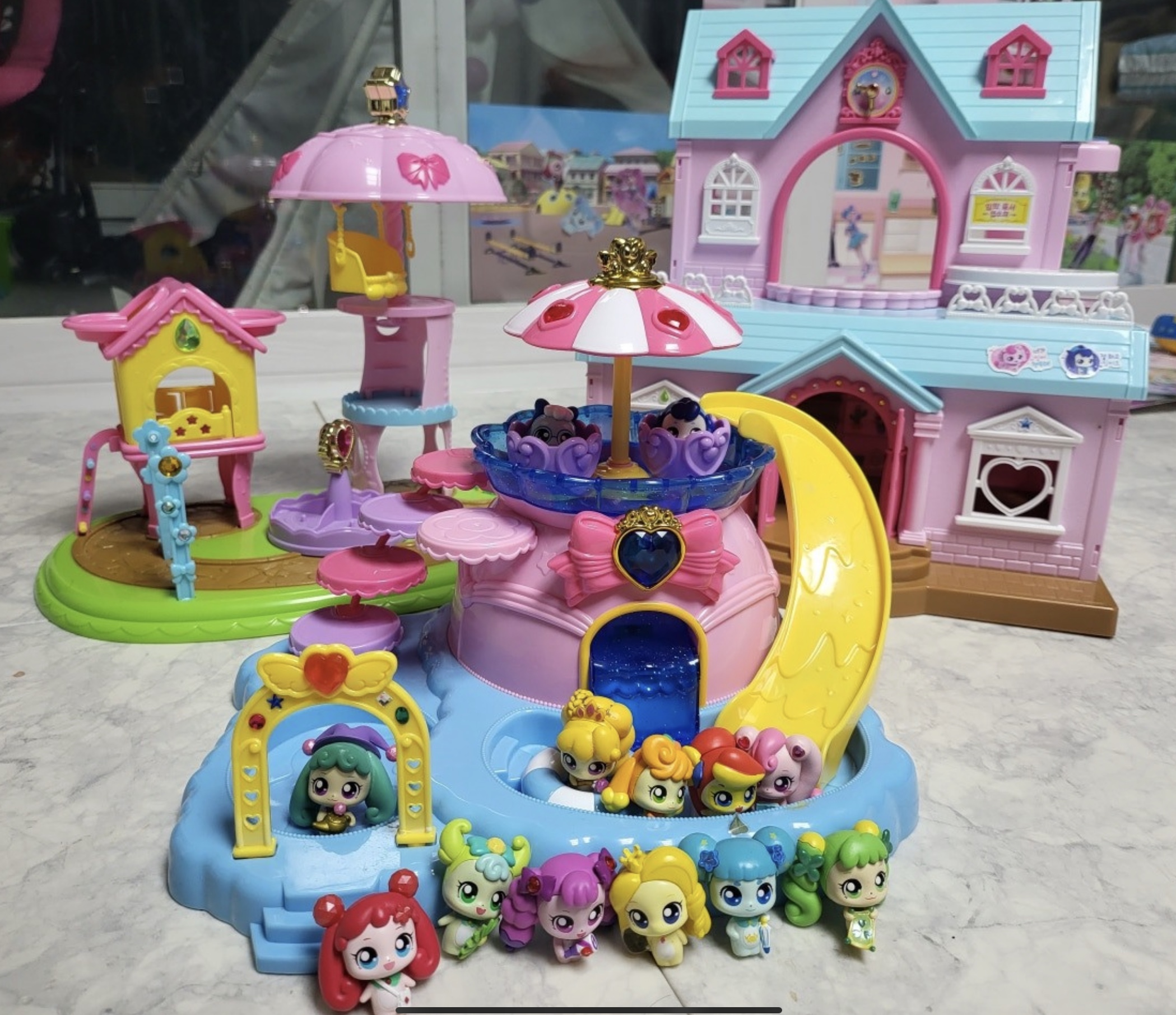 캐치티니핑 스쿨, 놀이터, 수영장, 피규어