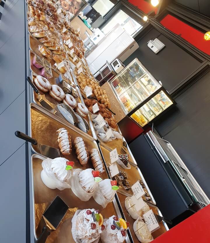 백운당제빵소의-생크림이-가득-들어있는-팡도르-생크림몽블랑-등이-함께-있다