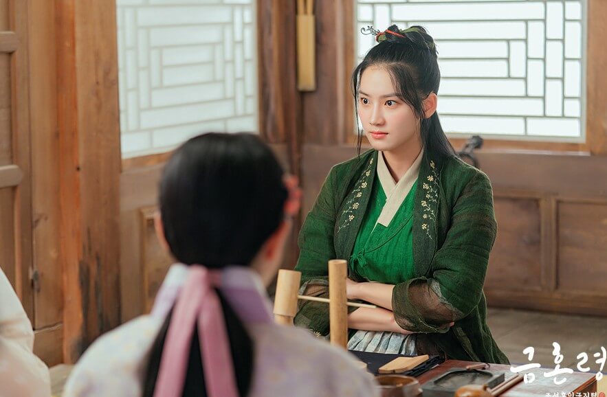 찻집에 앉아 상담받는 소랑의 모습