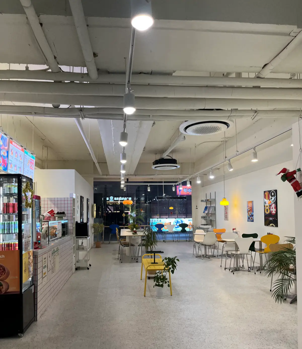 포케올데이 매장 내부