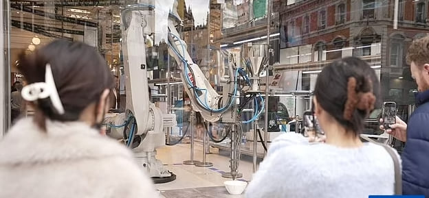 백화점에서 채용한 친환경 업싸이클링 로봇 VIDEO: Selfridges recruits an 8ft 3D-printing robot to transform pollution