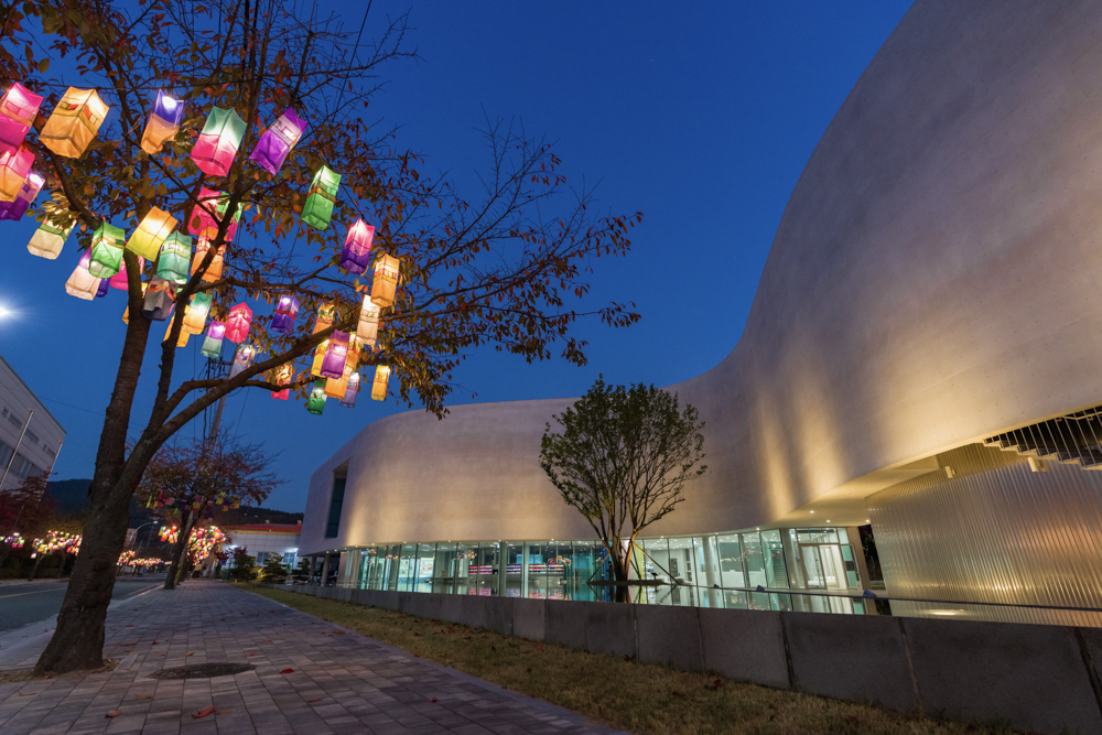 2025년 11월 개관한 진주의 새로운 랜드마크 진주실크박물관 외관 모습