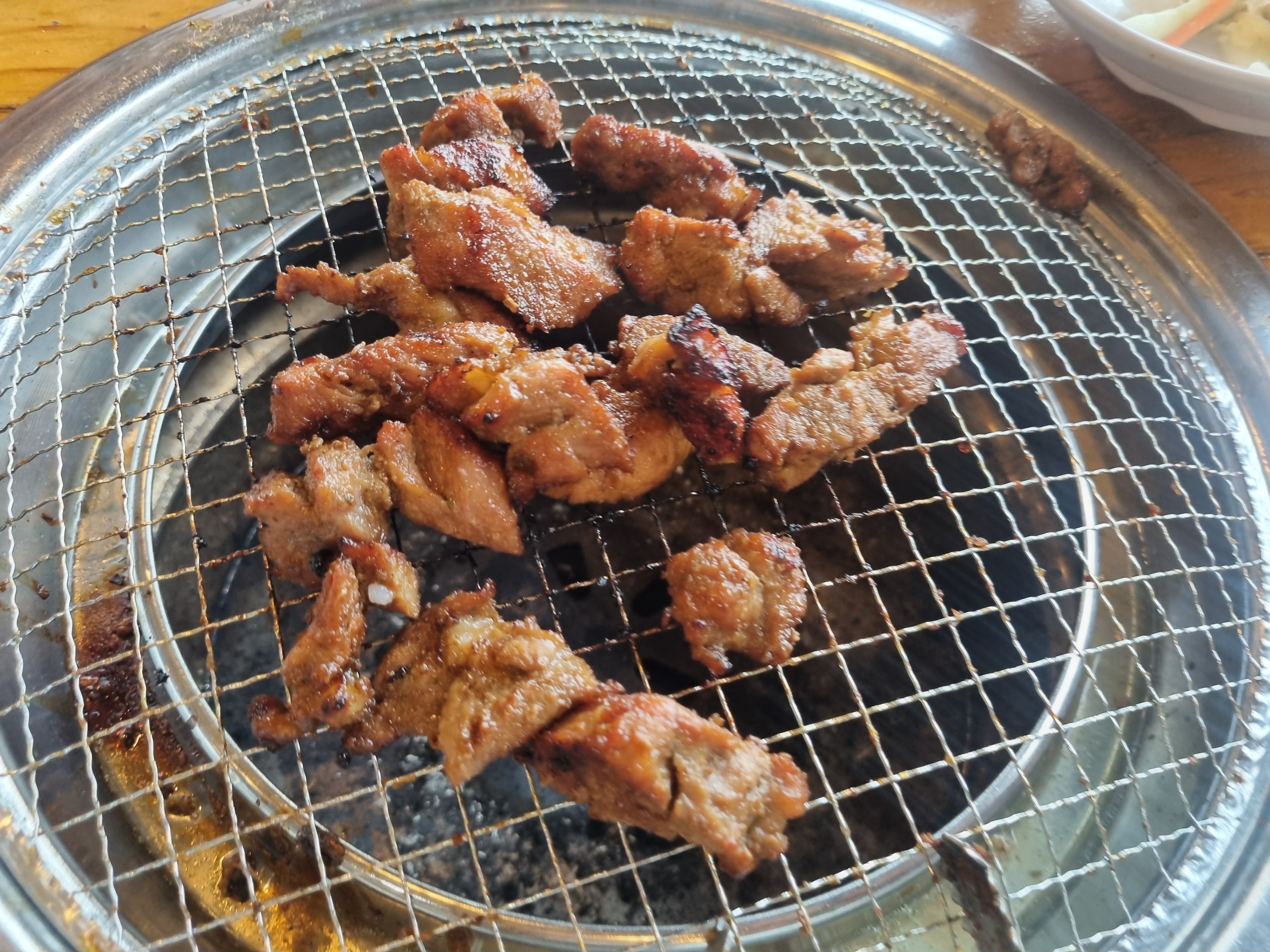 김포 쌈채소 무한 숯불돼지갈비 구운 사진