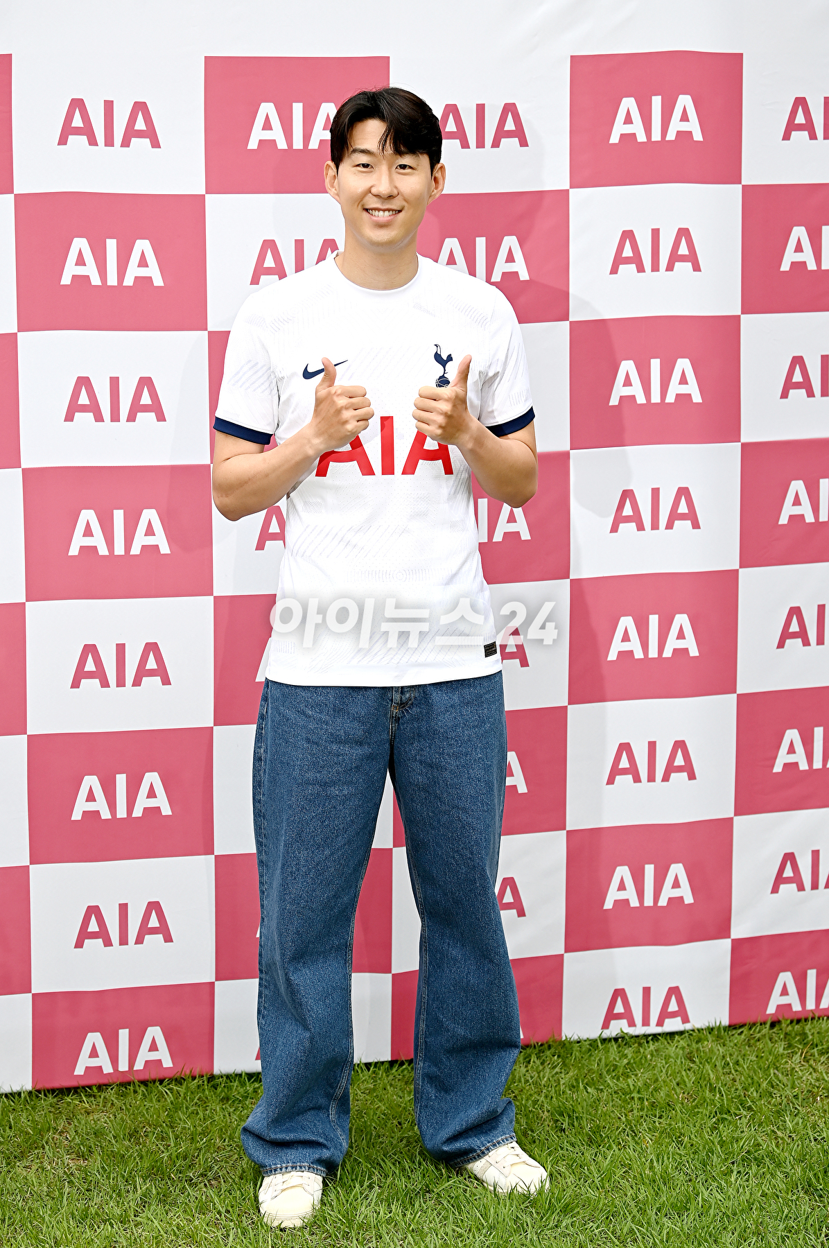 축구선수 손흥민이 4일 오후 서울 동대문구 글로벌지식협력단지에서 열린 AIA생명 소아암 어린이 돕는 사회공헌 캠페인에 참석해 포토타임을 갖고 있다. [사진=곽영래 기자]