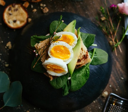 삶은 계란과 샐러드