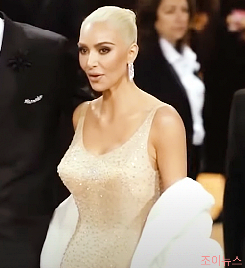 마릴린 먼로 드레스를 입은 킴 카다시안. 위고비로 다이어트를 했다고 알려져 더욱 유명해짐