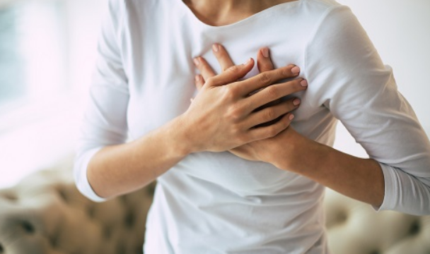 가슴에-두손-올린-여성