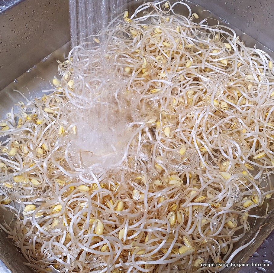 명절 나물국에 들어갈 콩나물을 흐르는 물에 씻어주는 사진