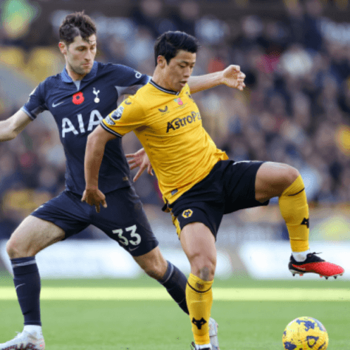 골로 상대방과 몸싸움중인 황희찬