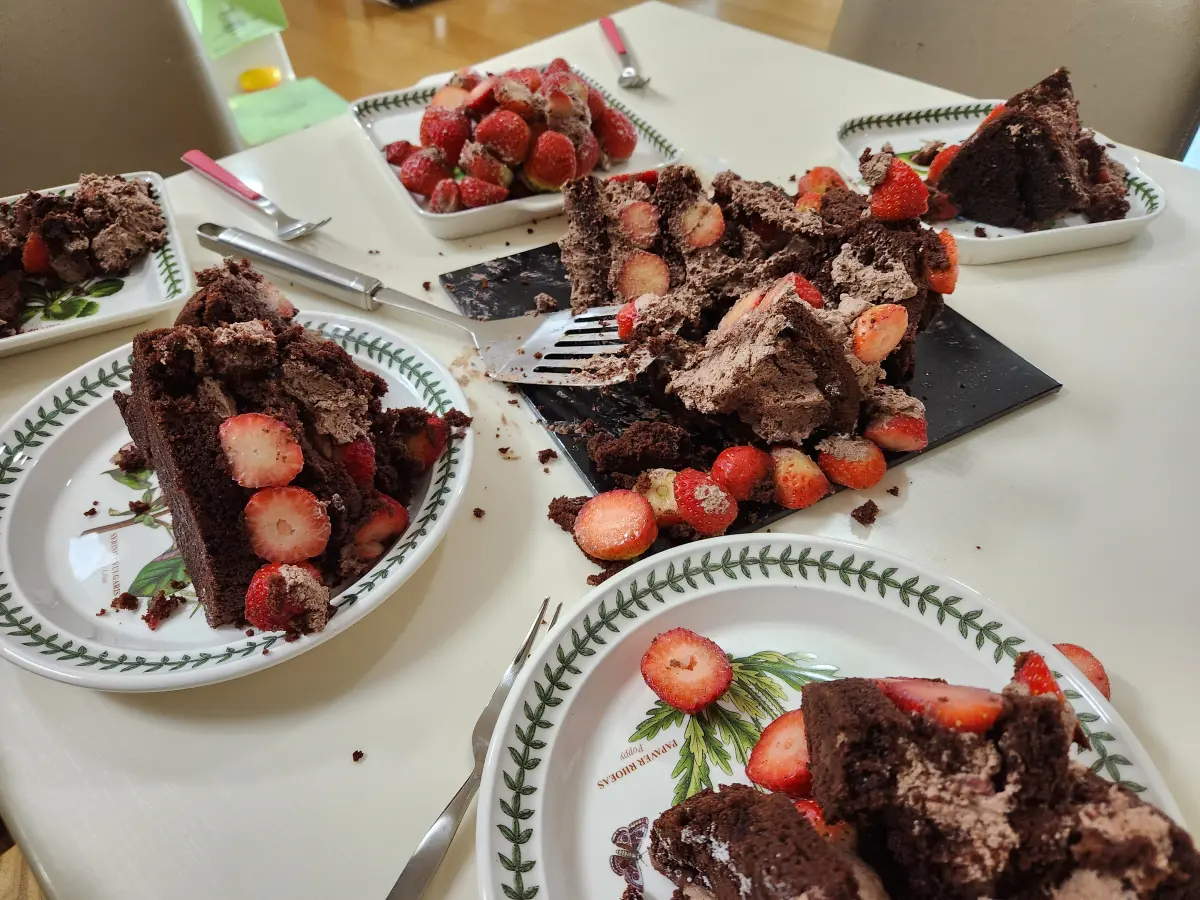 대전-빵지순례-성심당-부띠끄-딸기시루-막내-케이크-컷팅-딸기가-와르르-쏟아짐