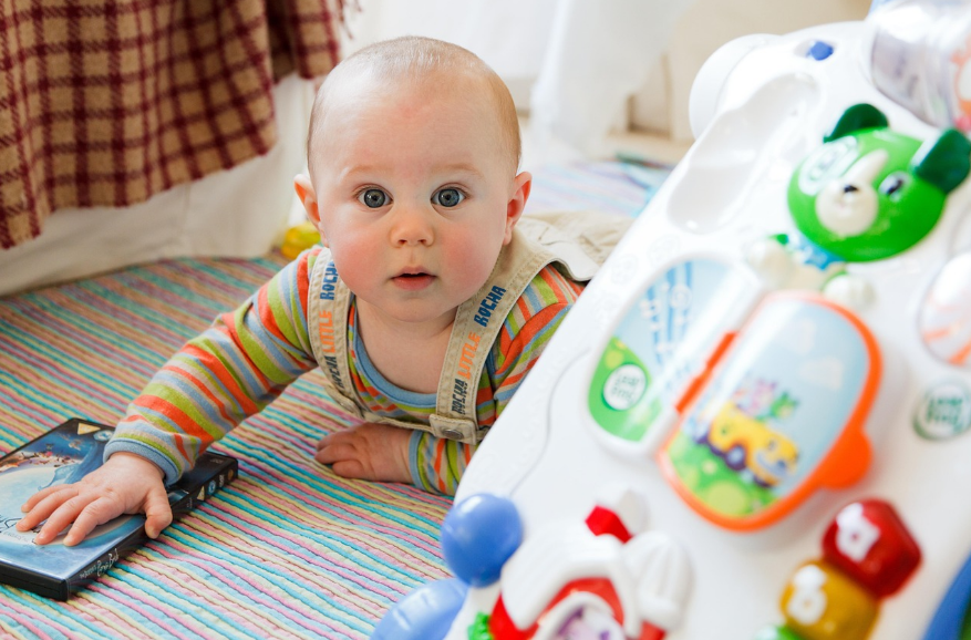 책 만지는 아기