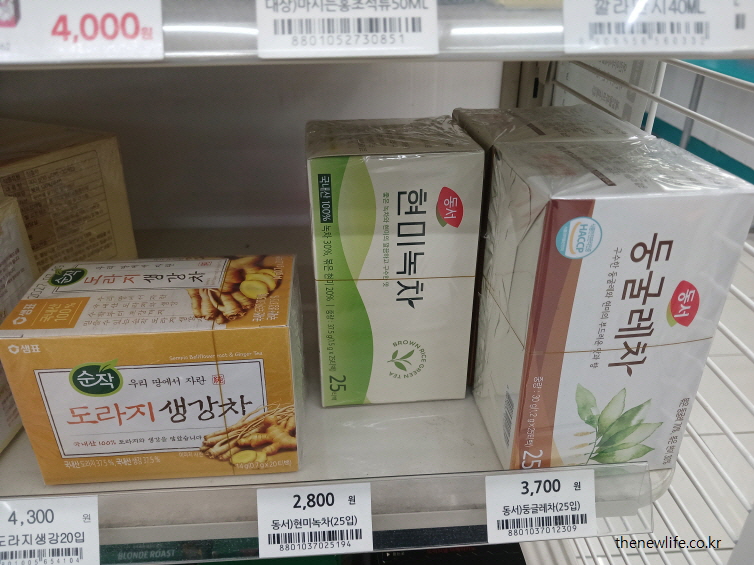 도라지 생강차, 원미녹차, 둥굴레차 등 다양한 건강 차 제품 진열 사진