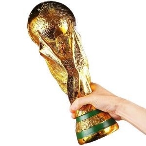 월드컵을 들고있는 사진