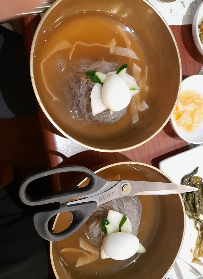 물냉면 두그릇이 테이블위에 있다.