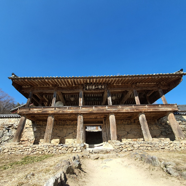 대웅전을 오르기전 만세루