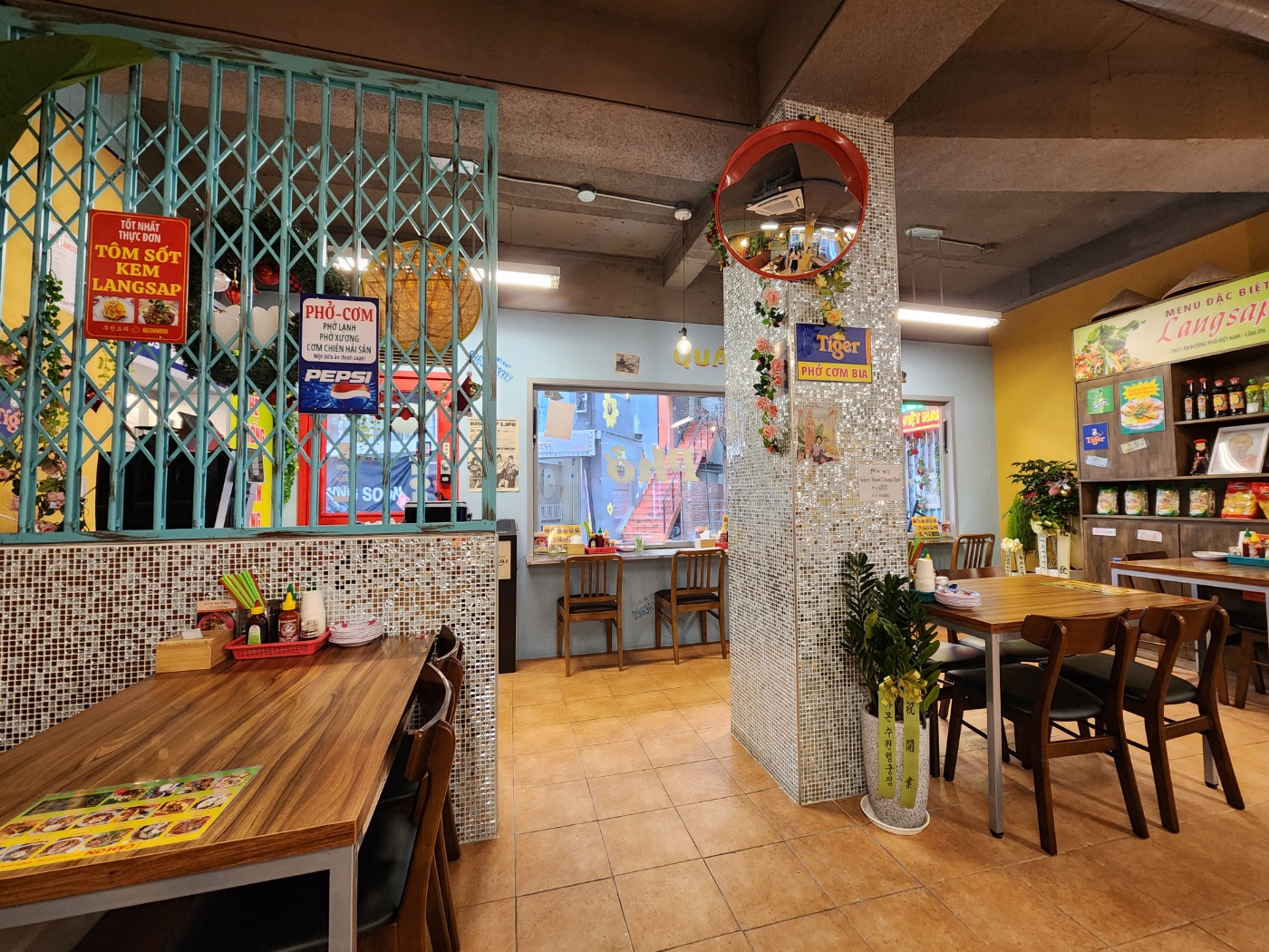 베트남현지분위기가나는 내부 인테리어