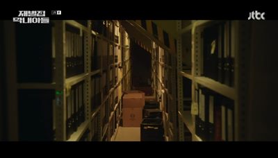 건물 깊숙한 곳에 숨겨진 비밀 문서 저장고 사진입니다.