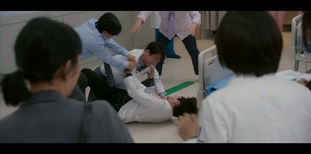 서인호와-몸싸움을-하고-있는-로이킴