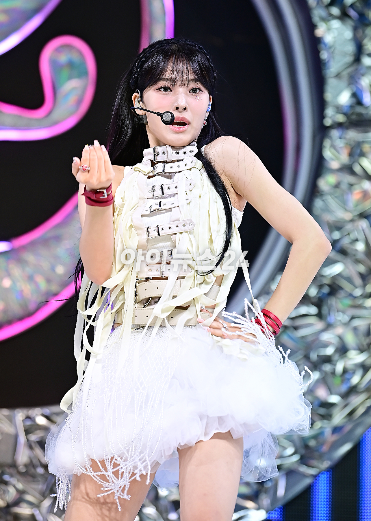 그룹 엔믹스 출신 지니(JINI)가 11일 오후 서울 서교동 메세나폴리스에서 진행된 첫 EP 앨범 '언 아이언 핸드 인 어 벨벳 글로브(An Iron Hand In A Velvet Glove)' 쇼케이스에서 무대를 선보이고 있다. [사진=곽영래 기자]