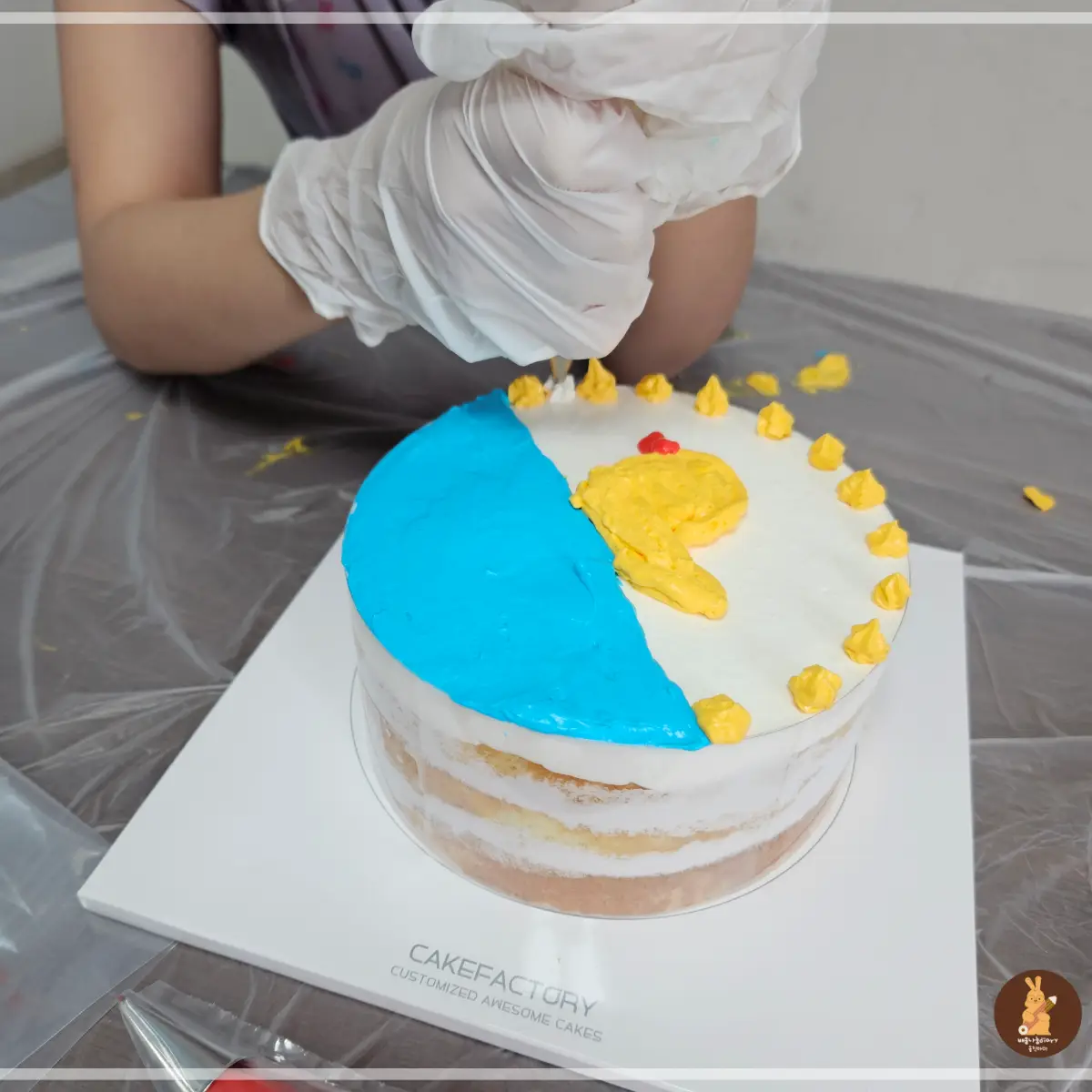 아이와-함께-케이크-만드는-중