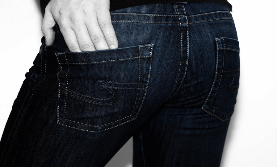 항문이 가려운 이유가 되는 꽈 끼는 청바지를 입은 모습