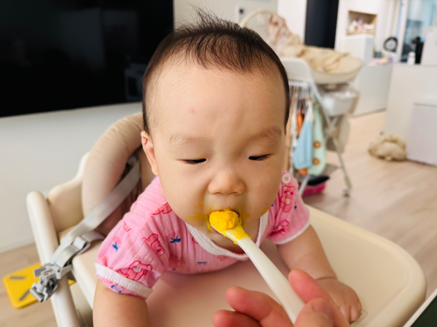 노란 매시를 숟가락으로 받아먹는 찬솔이의 아침 식사 모습