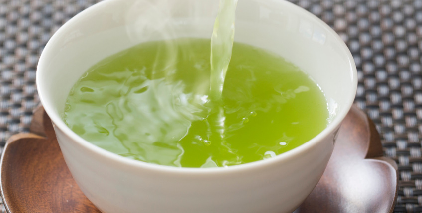 김이 모락모락 나는 녹차