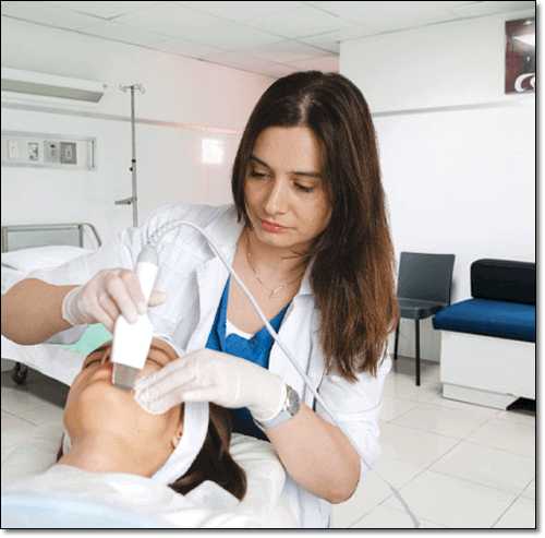 피부관리 받는 여성