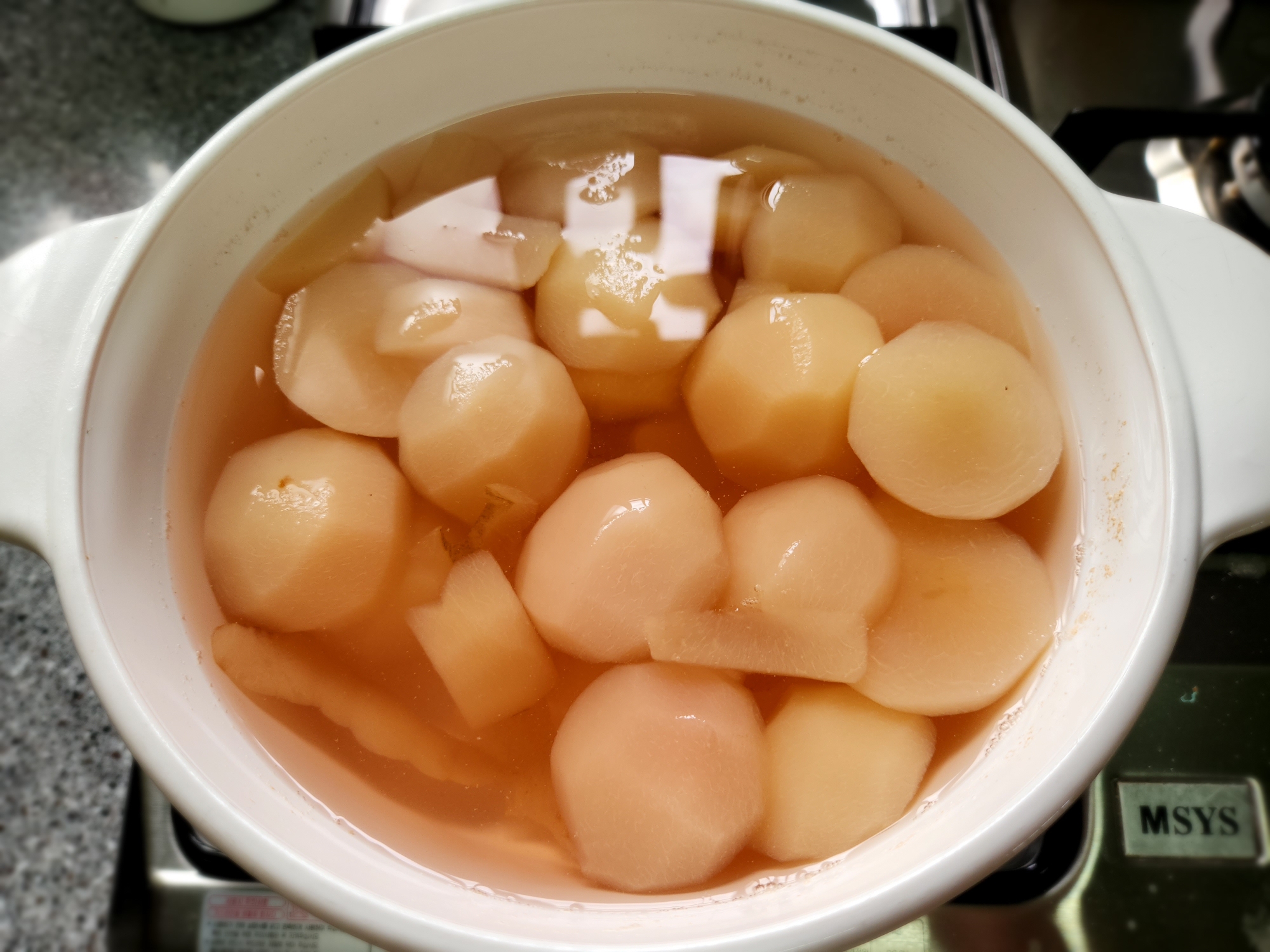 복숭아를 끓이고 있는 이미지