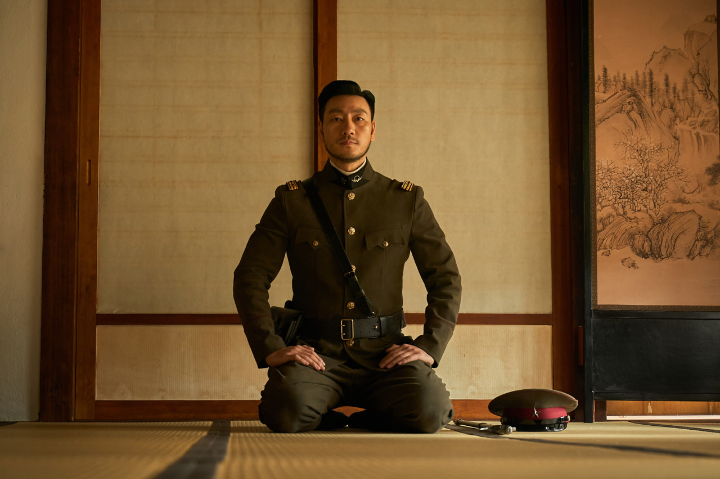 료칸사이에앉아있는박해수