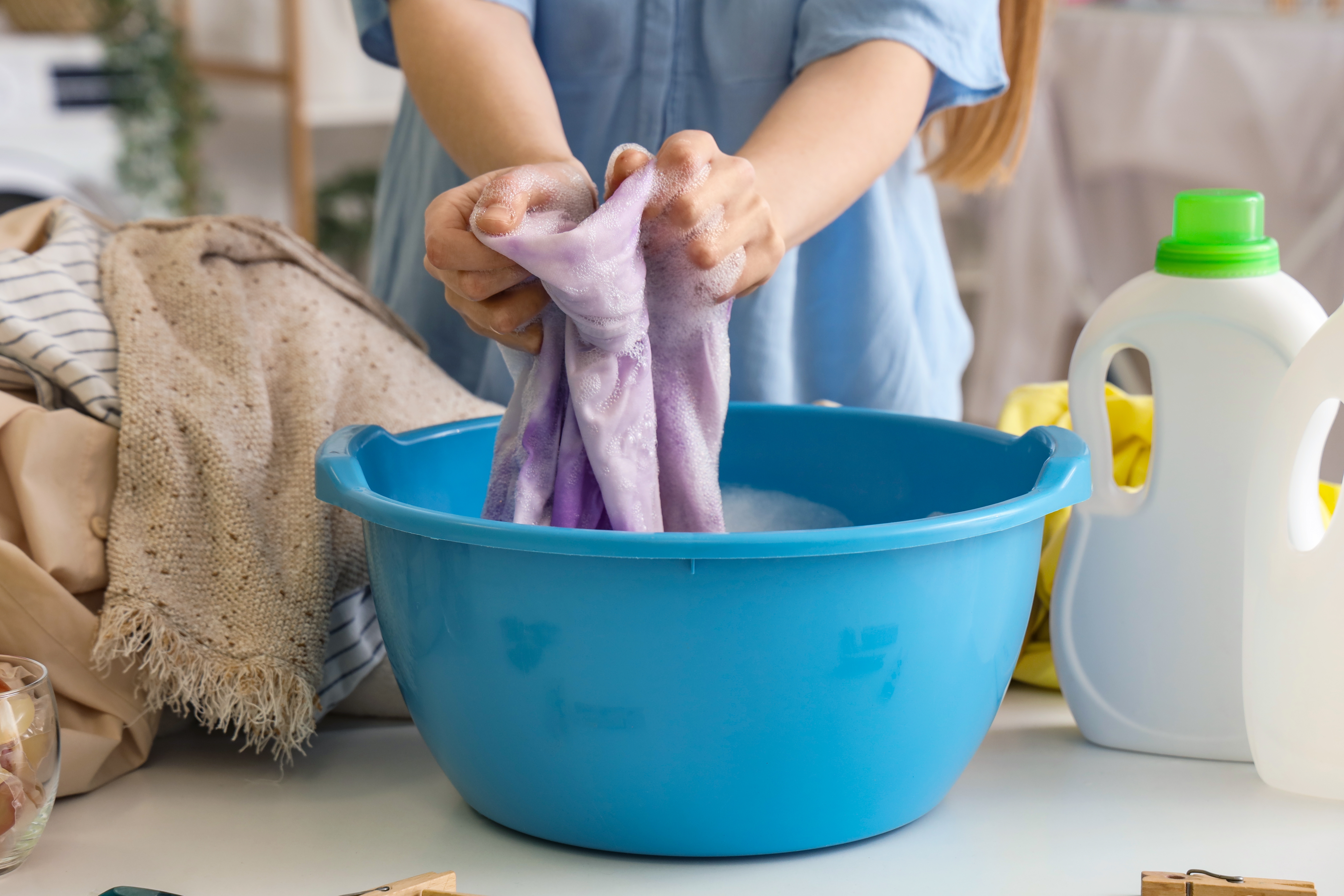 손빨래로 세탁 중인 장면 &ndash; 장마철 냄새 예방을 위한 올바른 세탁 루틴의 예시