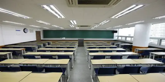 재수학원- 넓은 흰색강의실 그안에 빼곡히 놓인 아이보리색 책상들