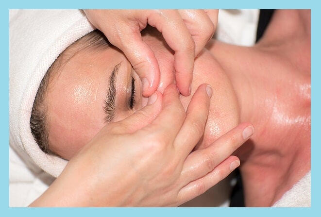 얼굴-케어-하는-손