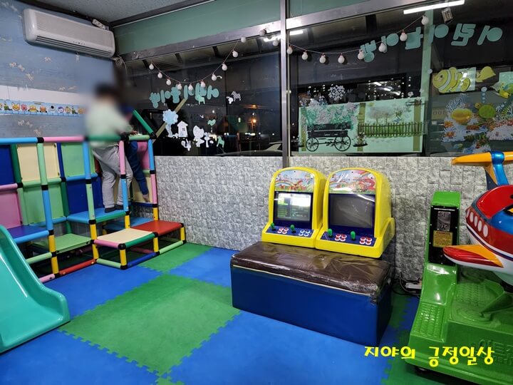 가게 안에 있는 게임기와 미끄럼틀