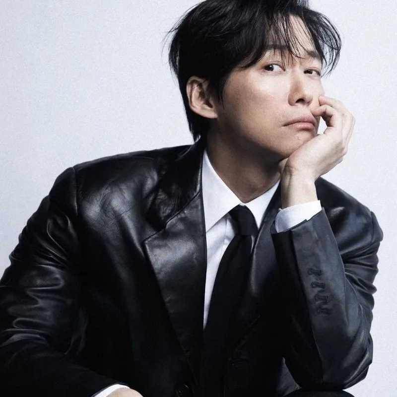 검은 가죽 자켓을 입고 앉아 있는 남궁민